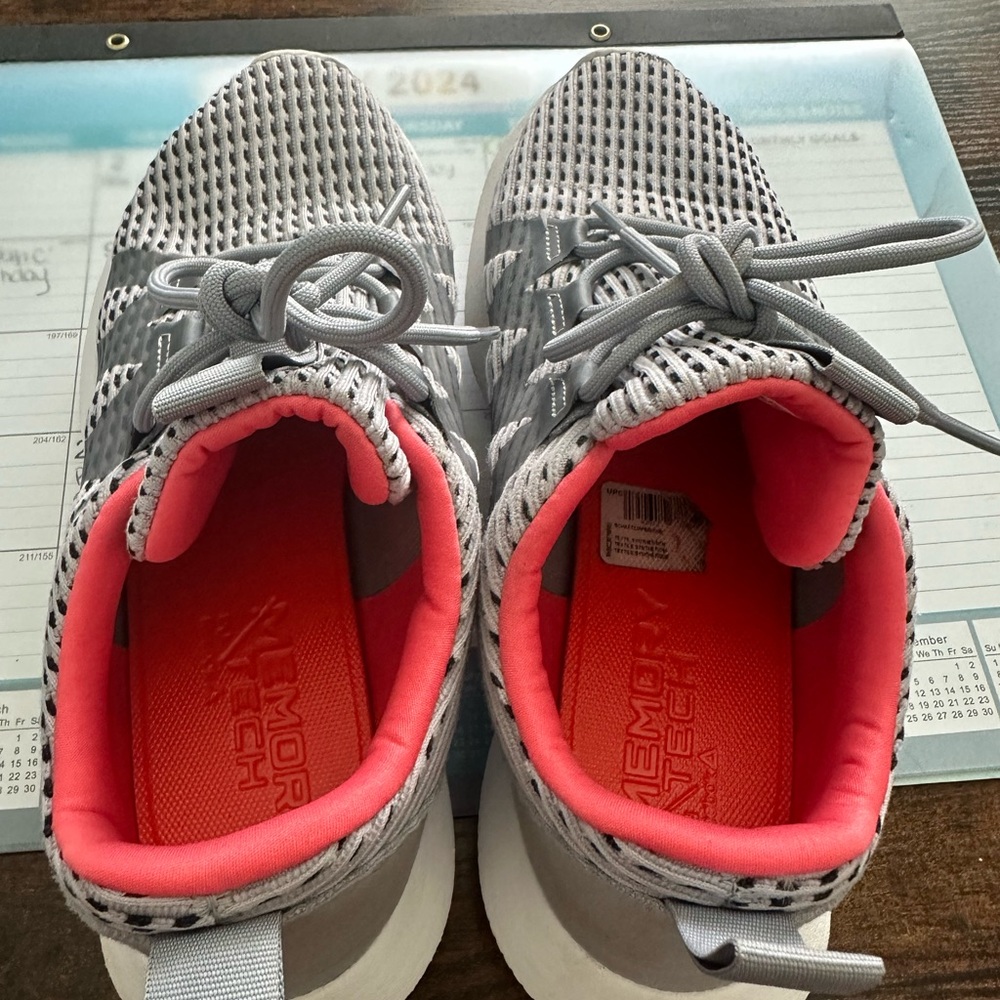 Reebok Memory Tech Sneakers. Size 9. Gently Used - image 2